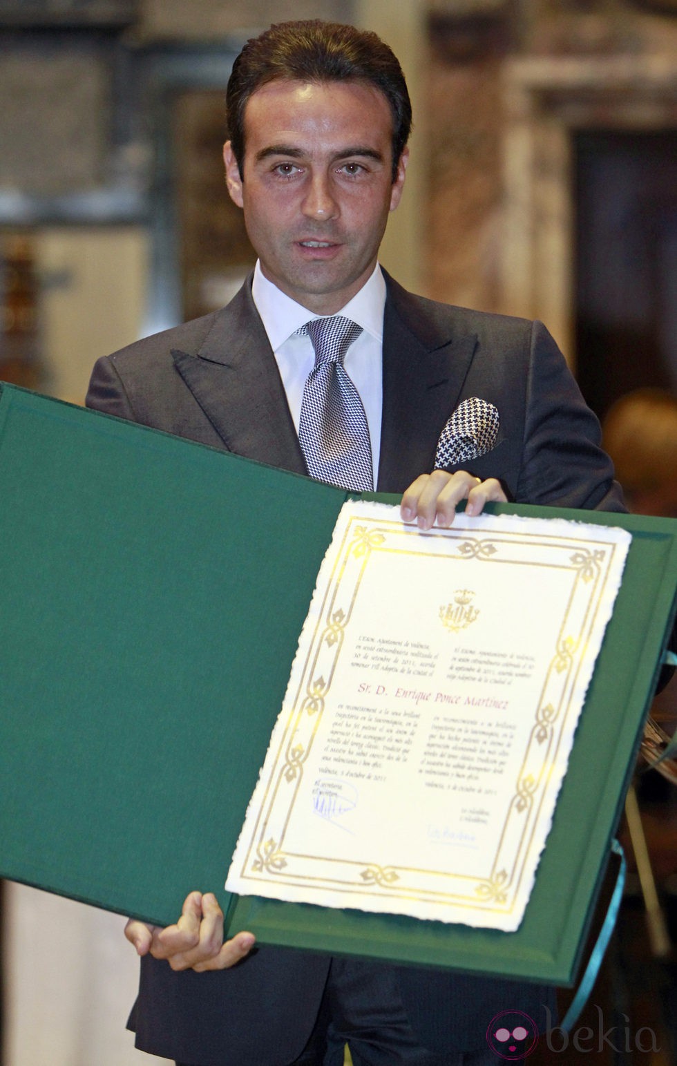 Enrique Ponce con su documento de hijo adoptivo de Valencia