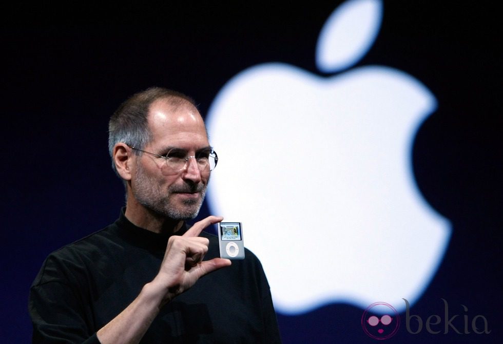 Steve Jobs con la gran manzana de Apple de fondo