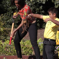 Michelle Obama, campesina por un día en la huerta de la Casa Blanca