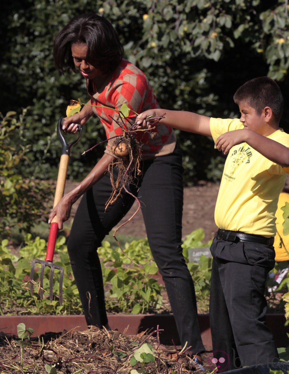 Michelle Obama, campesina por un día en la huerta de la Casa Blanca