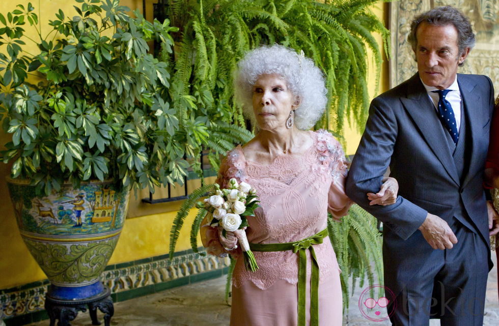 La Duquesa de Alba y Alfonso Díez saliendo del Palacio de las Dueñas