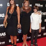 Loreto y Marta Valverde con su hijo Blas en el estreno del musical 'Más de 100 mentiras'