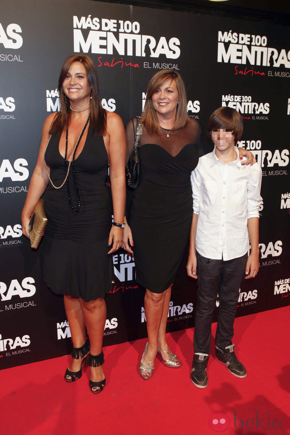 Loreto y Marta Valverde con su hijo Blas en el estreno del musical 'Más de 100 mentiras'