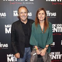 Joan Manuel Serrat y Candela Tiffon en el estreno del musical 'Más de 100 mentiras'