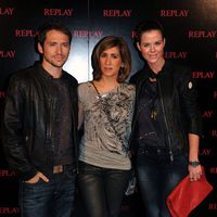 Manuel Martos con su mujer Amelia Bono y su hermana Alejandra Martos en la inauguración de la tienda de Barcelona Replay