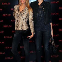 Alejandra Rojas en la inauguración de la tienda Replay de Barcelona