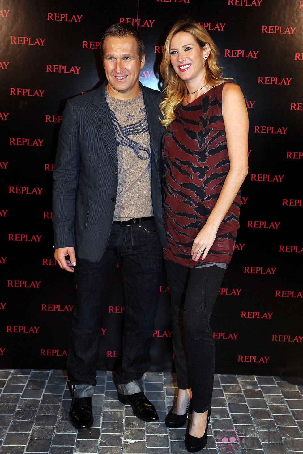 Alejandra Prat y su marido Juan Manuel Alcaraz en la inauguración de la tienda Replay de Barcelona