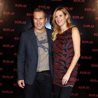 Alejandra Prat y su marido Juan Manuel Alcaraz en la inauguración de la tienda Replay de Barcelona