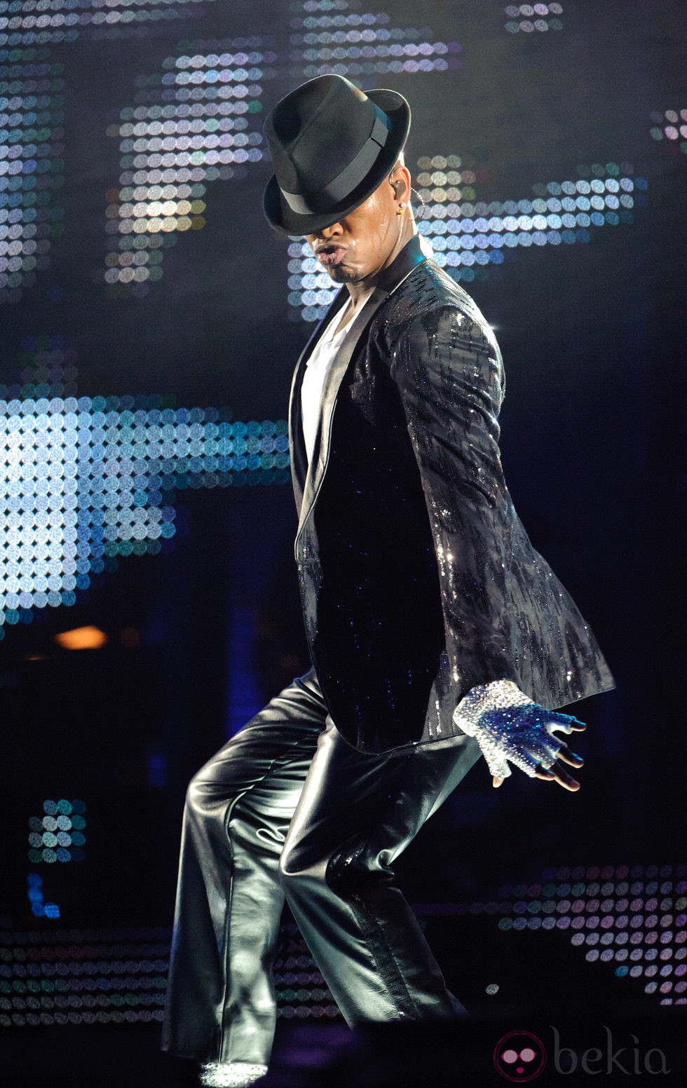 Ne-Yo durante su actuación en el concierto homenaje a Michael Jackson