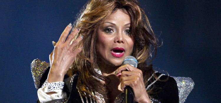 La Toya Jackson durante su actuación en el concierto homenaje a Michael Jackson