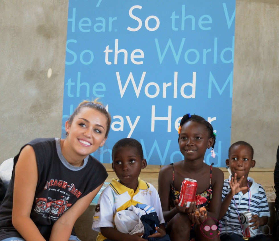 Miley Cyrus viaja a Haití con la Fundación 'Starkey Hearing'