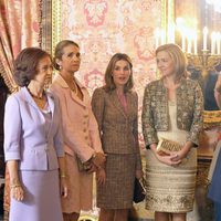 Las mujeres de la Familia Real en el Palacio Real el Día de la Hispanidad