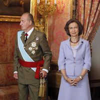 Los Reyes Juan Carlos y Sofía en el Palacio Real el Día de la Hispanidad