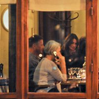 Nicolas Sarkozy y una embarazadísima Carla Bruni cenan en un restaurante parisino