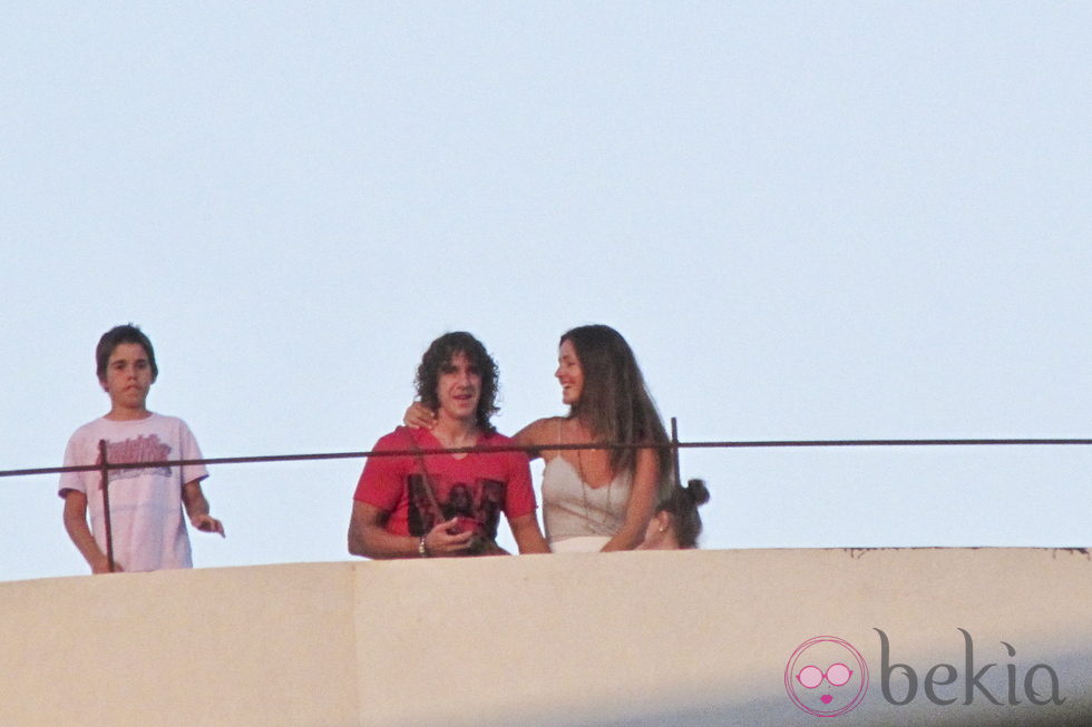 Malena Costa y Carles Puyol disfrutan su amor en Ibiza