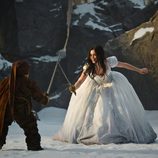 Lily Collins con un enanito en la nueva versión del cuento de Blancanieves