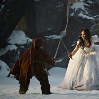 Lily Collins con un enanito en la nueva versión del cuento de Blancanieves