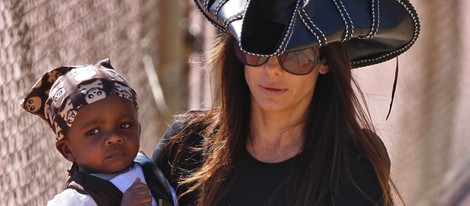 Sandra Bullock disfrazada de pirata con su hijo Louis