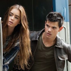 Taylor Lautner y Lily Collins en 'Sin salida'