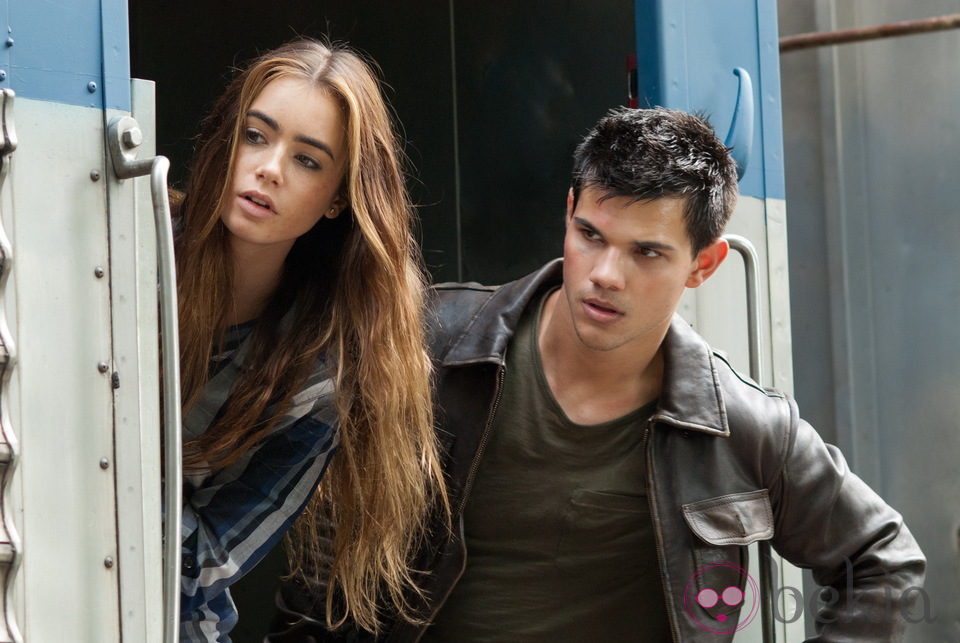 Taylor Lautner y Lily Collins en 'Sin salida'