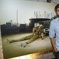 Félix Gómez junto a su foto de zombie en la presentación de la segunda temporada de 'The walking dead'