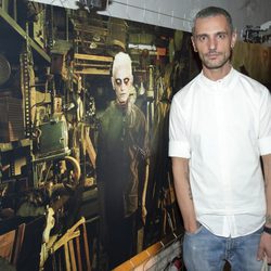 David Delfín junto a su foto de zombie en la presentación de la segunda temporada de 'The walking dead'