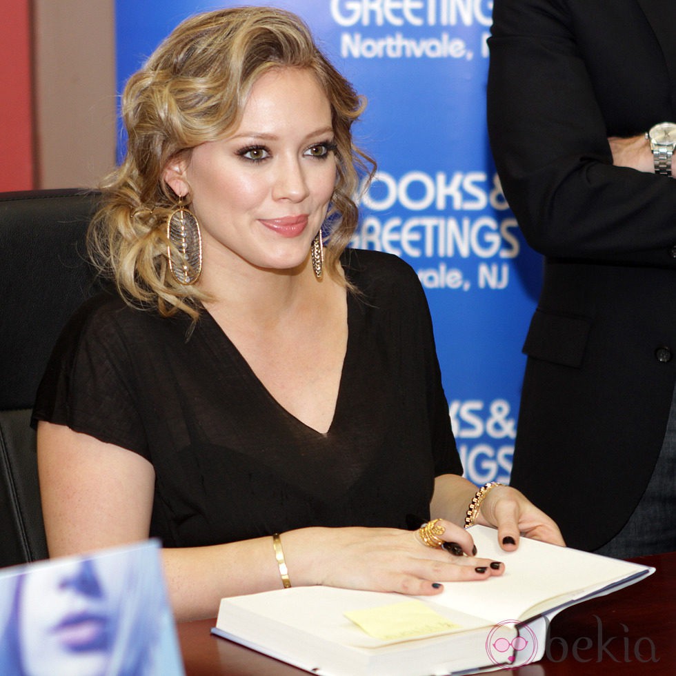 Hilary Duff firma ejemplares de 'Devoted' en Nueva York