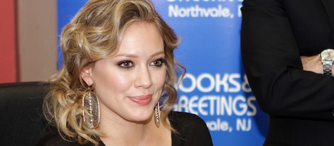 Hilary Duff firma ejemplares de 'Devoted' en Nueva York