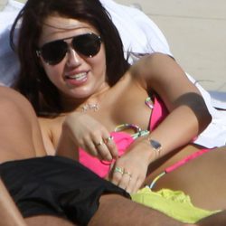 Miley Cyrus muestra un pecho en un descuido con el bikini