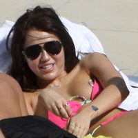 Miley Cyrus muestra un pecho en un descuido con el bikini