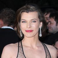 Milla Jovovich enseña un pezón en un photocall