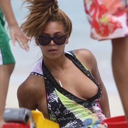 Beyoncé muestra el pecho en un descuido en la playa