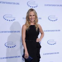 Julie Benz en la fiesta de la Fundación Clinton