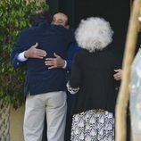 Curro Romero abraza a Alfonso Díez junto a la Duquesa de Alba en el cumpleaños de Carmen Tello