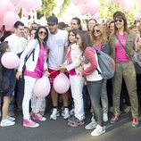 Maxi Iglesias y Mabel Lozano en la marcha mundial contra el cáncer