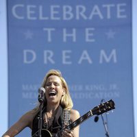 Sheryl Crow en la inauguración del monumento en memoria a Martin Luther King