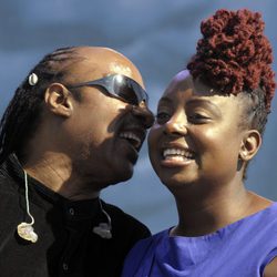 Stevie Wonder y Ledisi en la inauguración del monumento en memoria a Martin Luther King