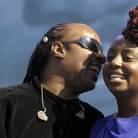 Stevie Wonder y Ledisi en la inauguración del monumento en memoria a Martin Luther King