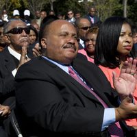 Martin Luther King III, Andrea King y Bernice King en la inauguración del monumento a Martin Luther King