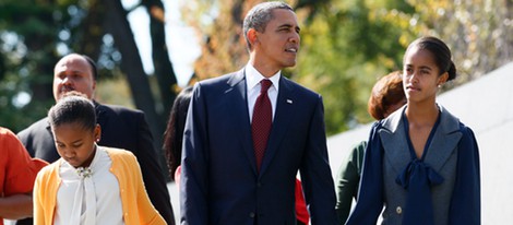 Barack Obama con sus hijas Malia y Sasha en el monumento a Martin Luther King