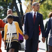 Barack Obama con sus hijas Malia y Sasha en el monumento a Martin Luther King