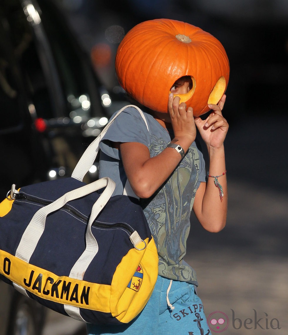 El hijo de Hugh Jackman se oculta tras una calabaza