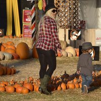 Christina Aguilera con su hijo buscan la calabaza para Halloween