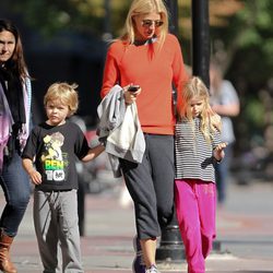 Gwyneth Paltrow pasea con sus hijos Apple y Moses