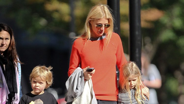 Gwyneth Paltrow pasea con sus hijos Apple y Moses