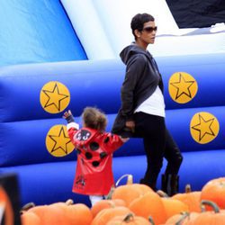 Halle Berry en busca de la calabaza perfecta