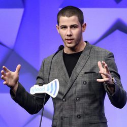 Nick Jonas durante los Premios GLAAD Media 2016 