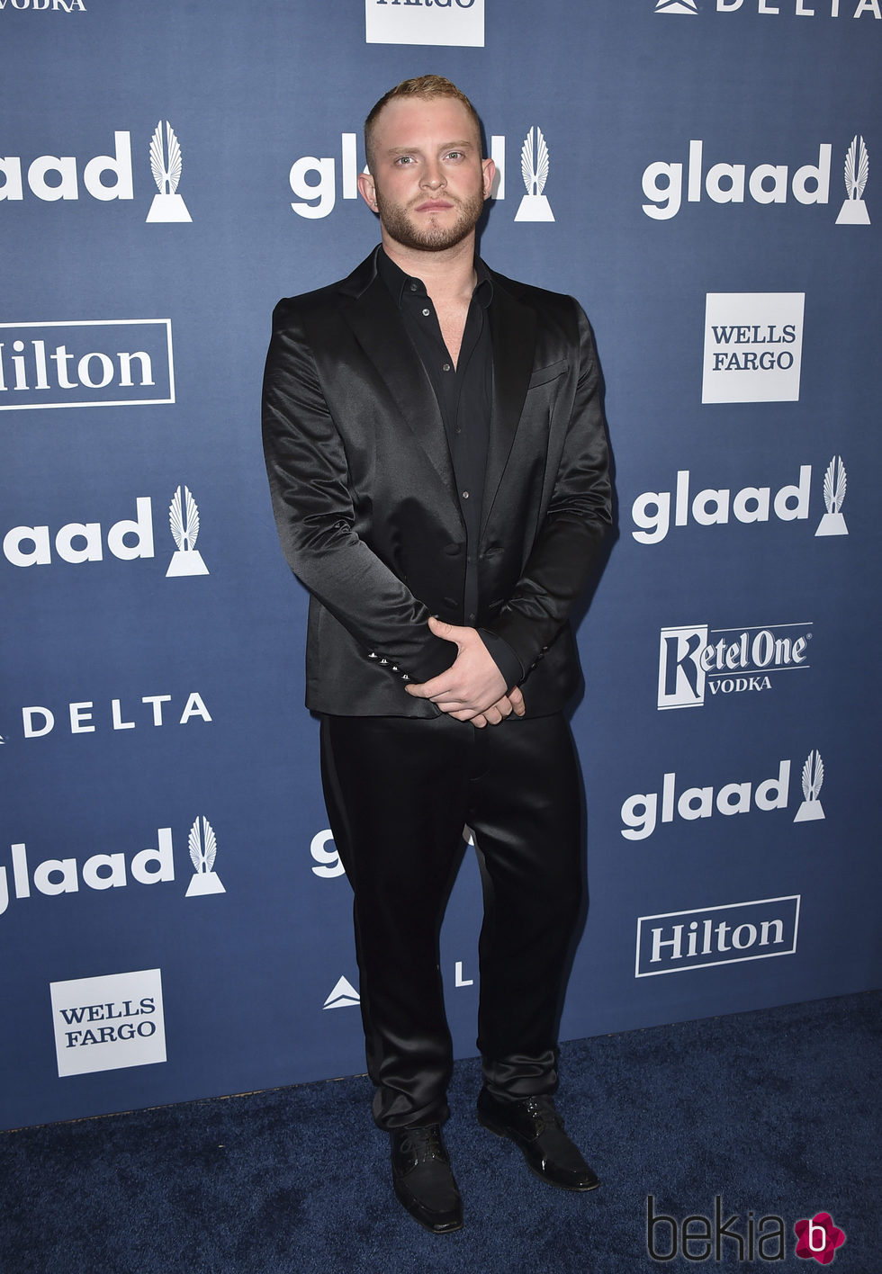 August Getty en el photocall de los Premios GLAAD Media 2016 