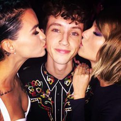 Taylor Swift y Ruby Rose besando a Troye Sivan en los Premios GLAAD Media 2016