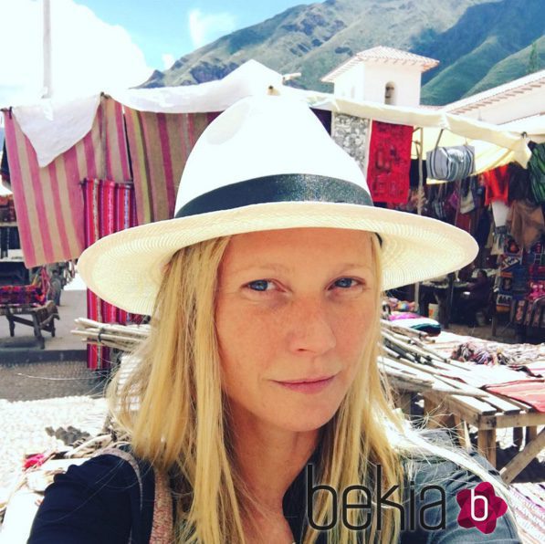 Gwyneth Paltrow en un mercado local durante su viaje a Perú